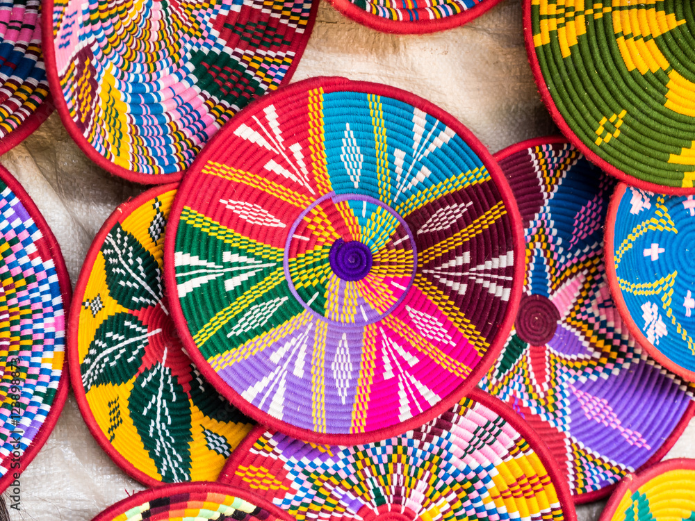 Naklejka premium Etiopskie ręcznie robione kosze Habesha sprzedawane w Axum w Etiopii.