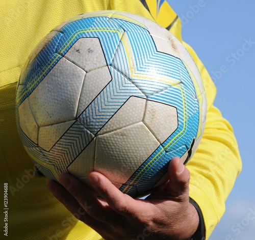 Ballon de foot port   par l arbitre