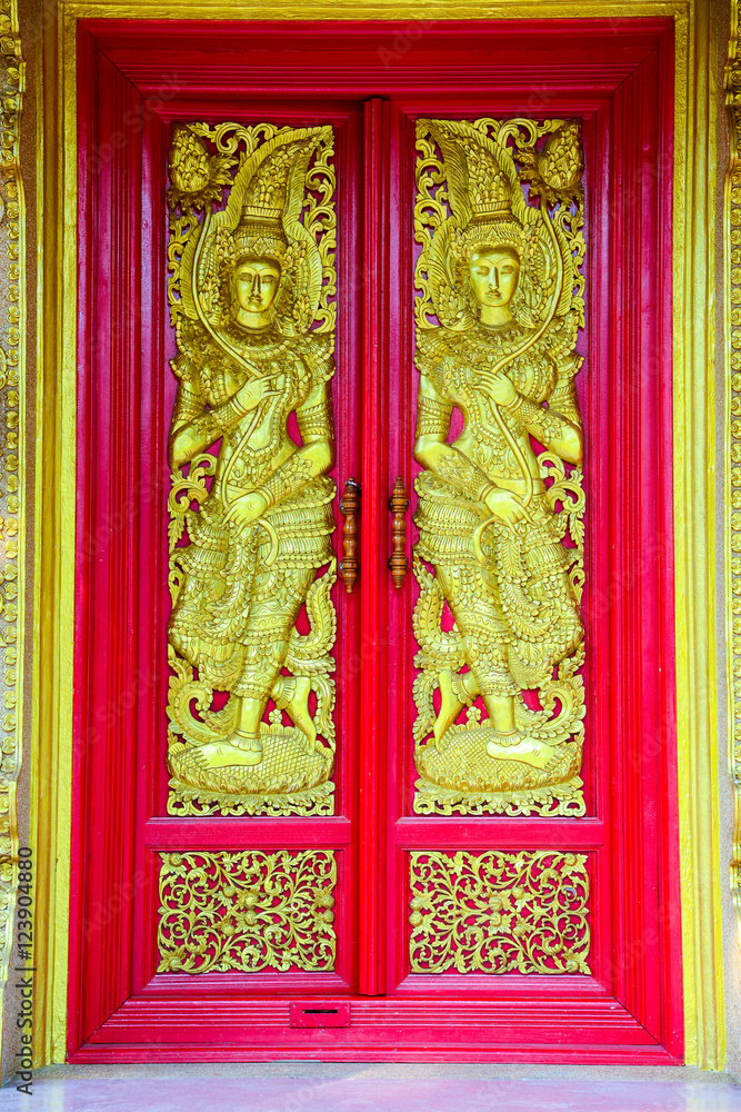 Obraz premium Buddhist church doors with Thai traditional art.