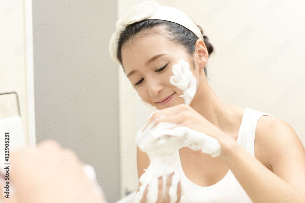 洗顔をする女性 洗顔をする女性