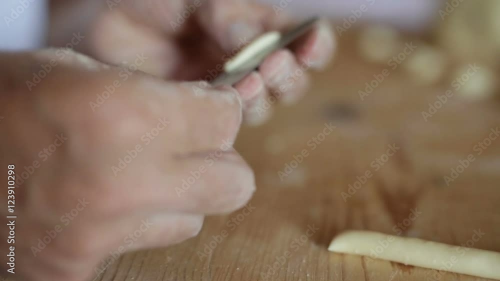 Uomo mezza età che sta facendo la pasta fatta in casa su un tagliere di legno. Uomo mezza età che sta facendo la pasta fatta in casa su un tagliere di legno.
