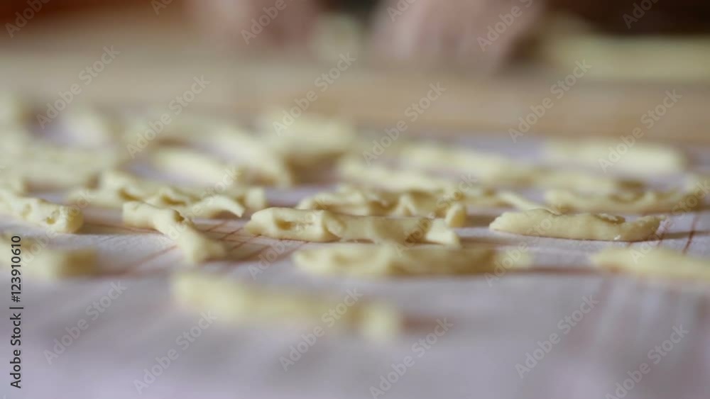 Uomo mezza età che sta facendo la pasta fatta in casa su un tagliere di legno. Uomo mezza età che sta facendo la pasta fatta in casa su un tagliere di legno.