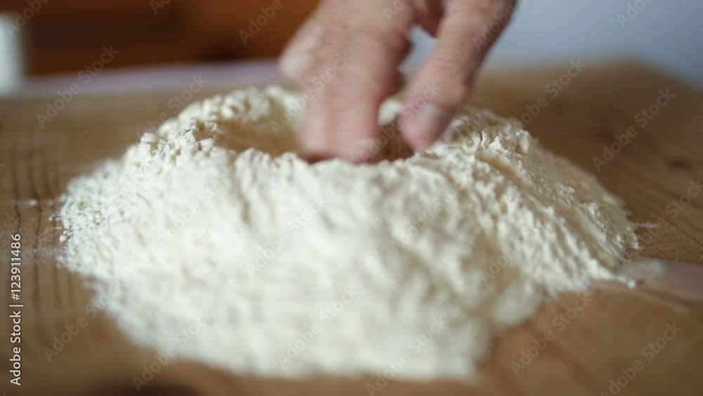 Impasto acqua farina e sale per la pasta fatta in casa. 