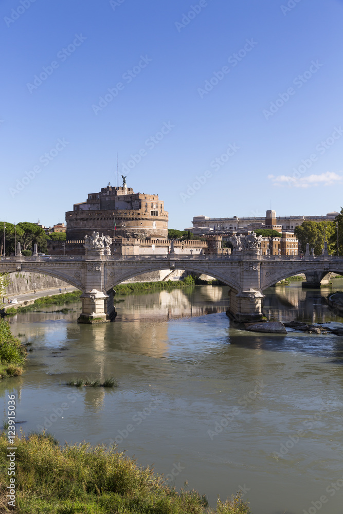 Engelsburg hinter Ponte Vittorio Emanuele II, Rom, Italien