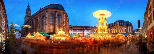 Weihnachtsmarkt in Heidelberg, Marktplatz, Panorama mit Bewegungsunschärfe photo