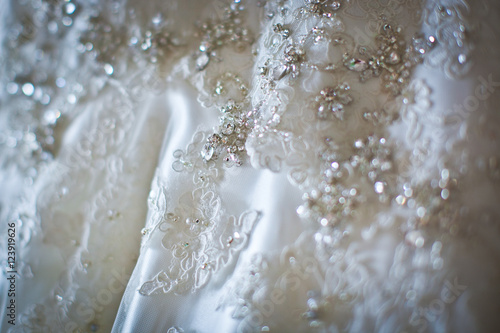 Foto A closeup of white wedding dress decorated with embroidered crys