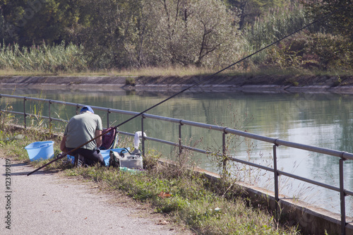 pescatore in riva al fiume 