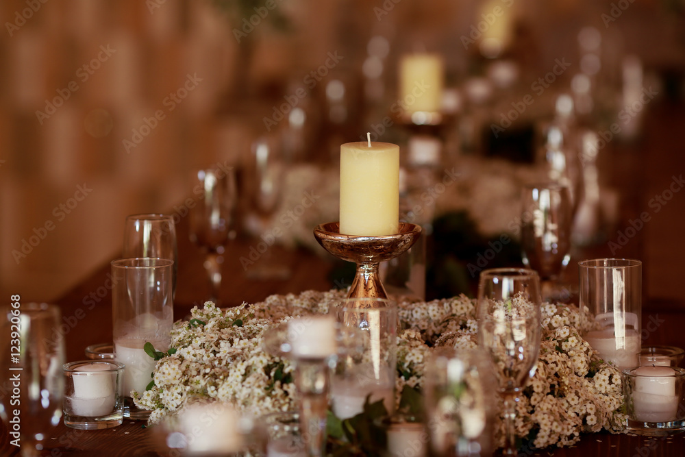 A blurred picture of empty glasses standing around the white wre