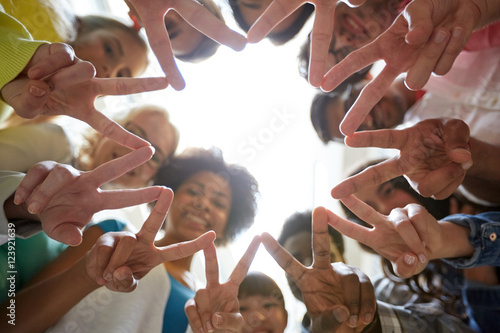 Fotografia international students showing peace or v sign