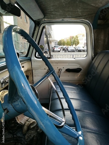 Blaues Lenkrad und Armaturenbrett eines amerikanischen Pick-up der Sechziger Jahre am Kreativkai am alten Hafen von Münster in Westfalen am Dortmund-Ems-Kanal im Münsterland