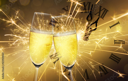 Silvester mit Sektgläsern