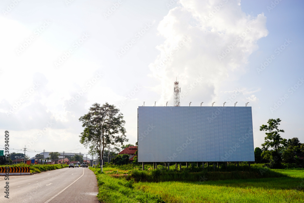 Obraz premium Big blanked bilboard on field at country roadside