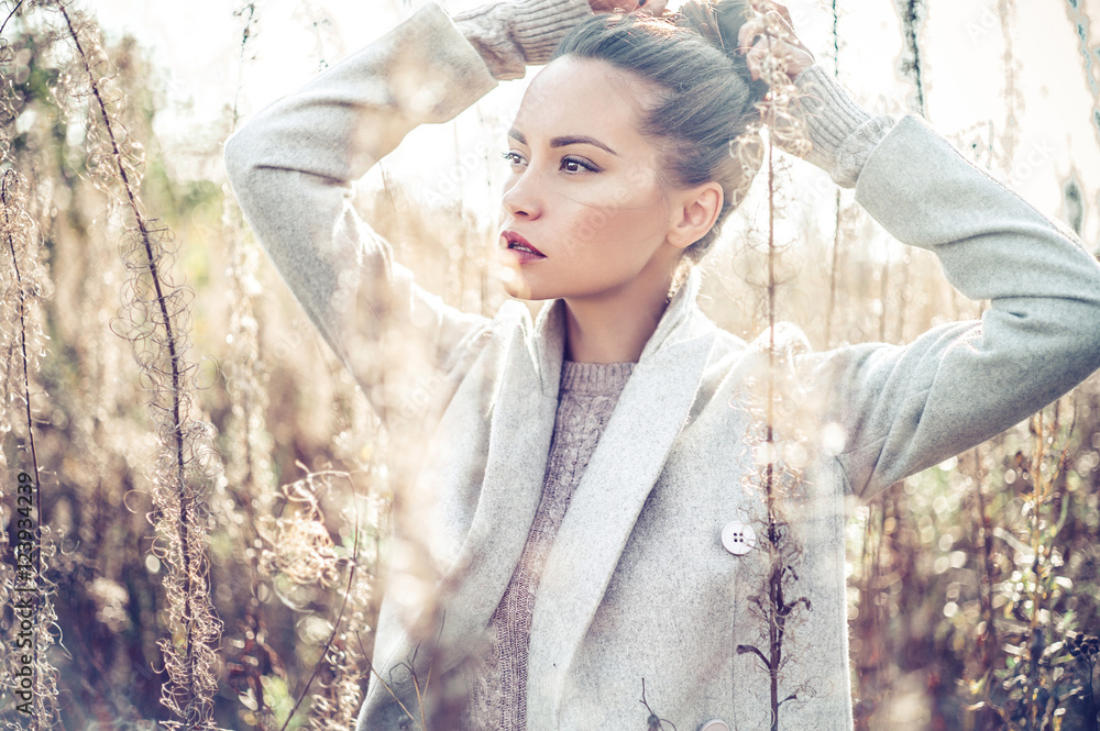 Obraz premium Fashion beautiful lady in autumn landscape