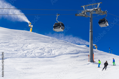 Skigebiet Soelden, Gondelbahn, Skifahrer und Skipisten in den Oetztaler Alpen, Tirol, Austria photo