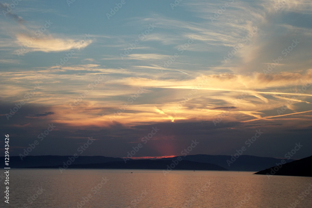 Obraz premium mare, terra e nuvole