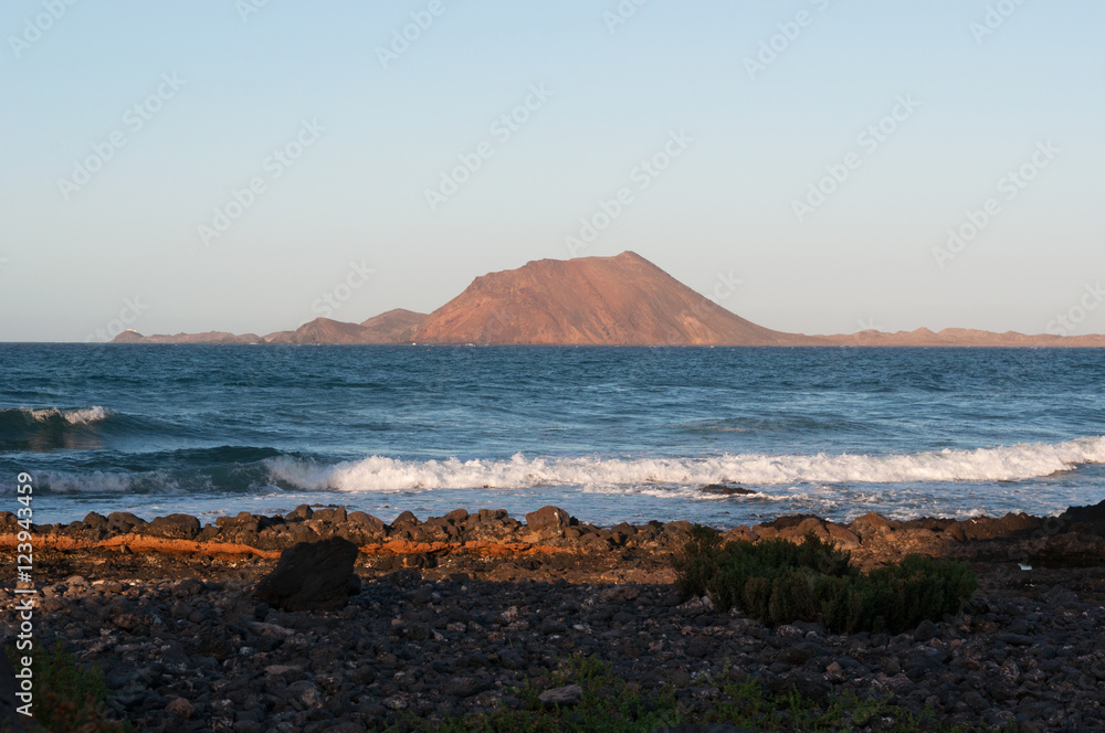 Fuerteventura, Isole Canarie: le rocce di Corralejo con vista dell'Isolotto di Lobos, che si trova 2 chilometri a nord dell'isola, il 4 settembre 2016