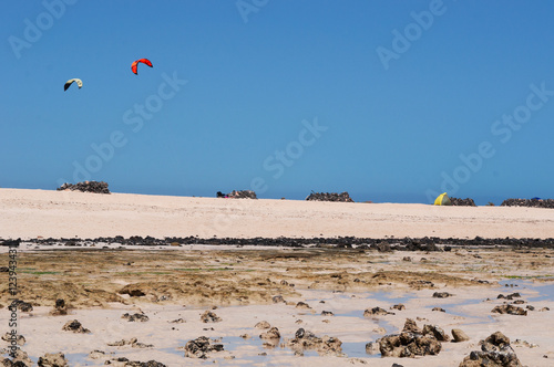 Fuerteventura, Isole Canarie: kite surf a Grande Playas beach, una delle spiagge più famose per il surf e il kitesurf, il 31 agosto 2016  photo