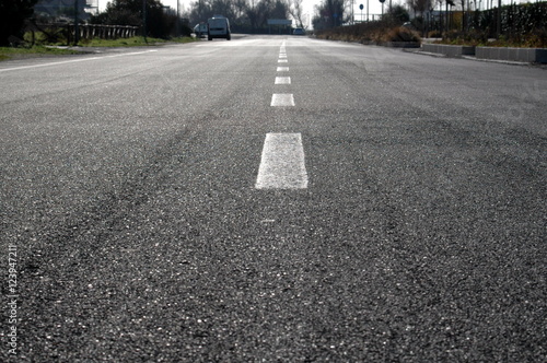 Linee bianche su sfondo asfaltato photo