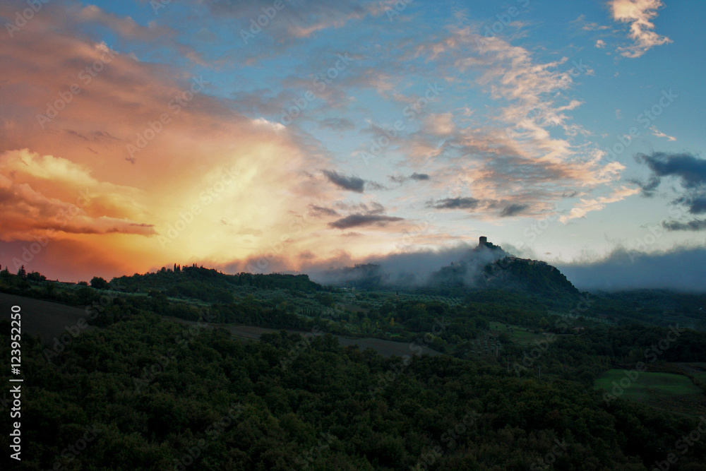 Fototapeta premium TRAMONTO IN TOSCANA
