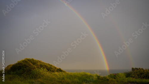 Fototapeta Naklejka Na Ścianę i Meble -  Regenbogen an der Küste in Coledale, New South Wales in Australien