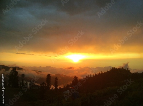 Φωτογραφία tramonto villaggio montagna