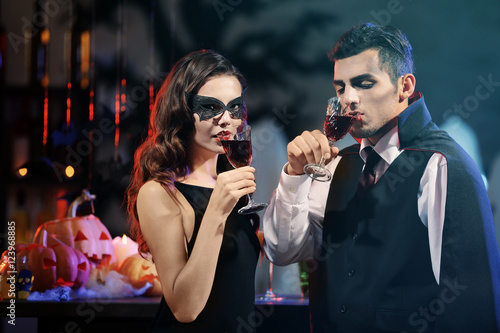 Canvas Print Young people dressed as vampires drinking cocktails at Halloween party