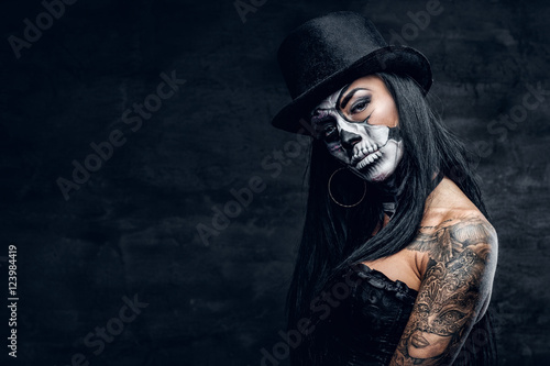 Konstfotografi A girl in stylish top hat with skull make up.