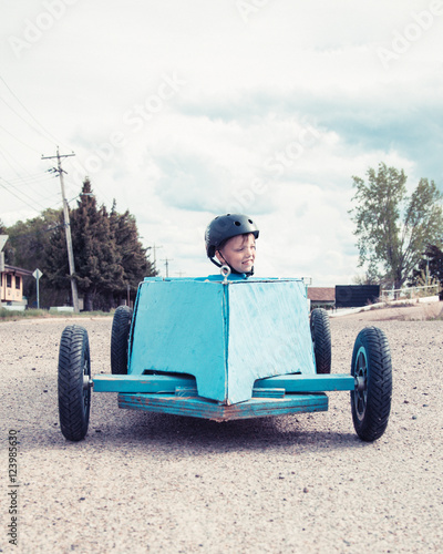 Εκτύπωση καμβά Young boy in a soap-box car