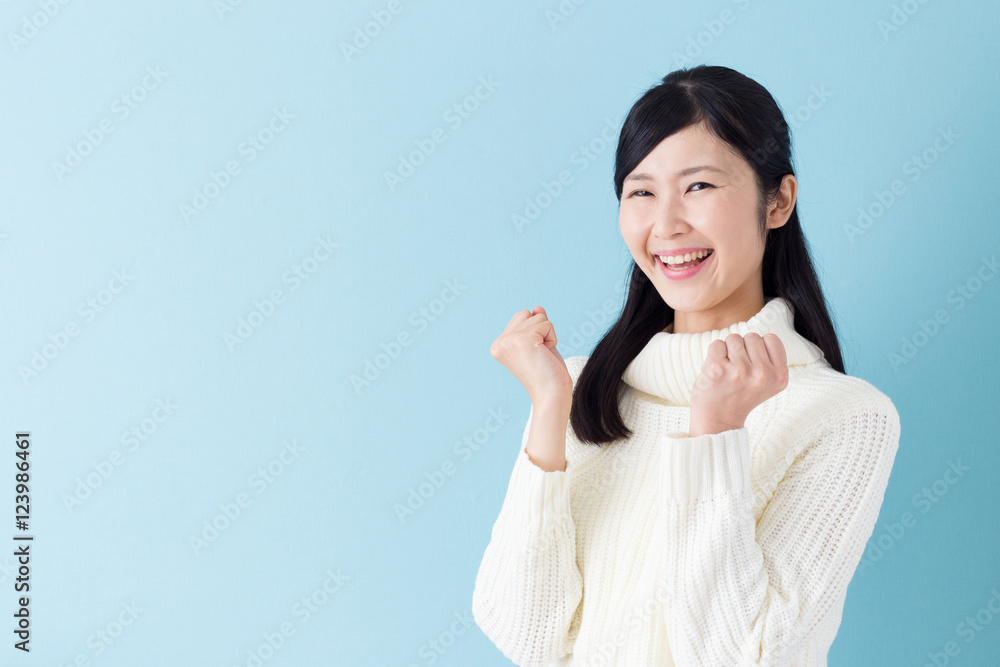 若い女性　冬服