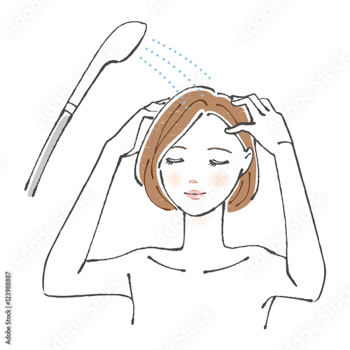 髪を洗い流す女性