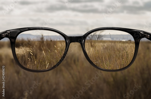 Clear vision through glasses © nobelio12