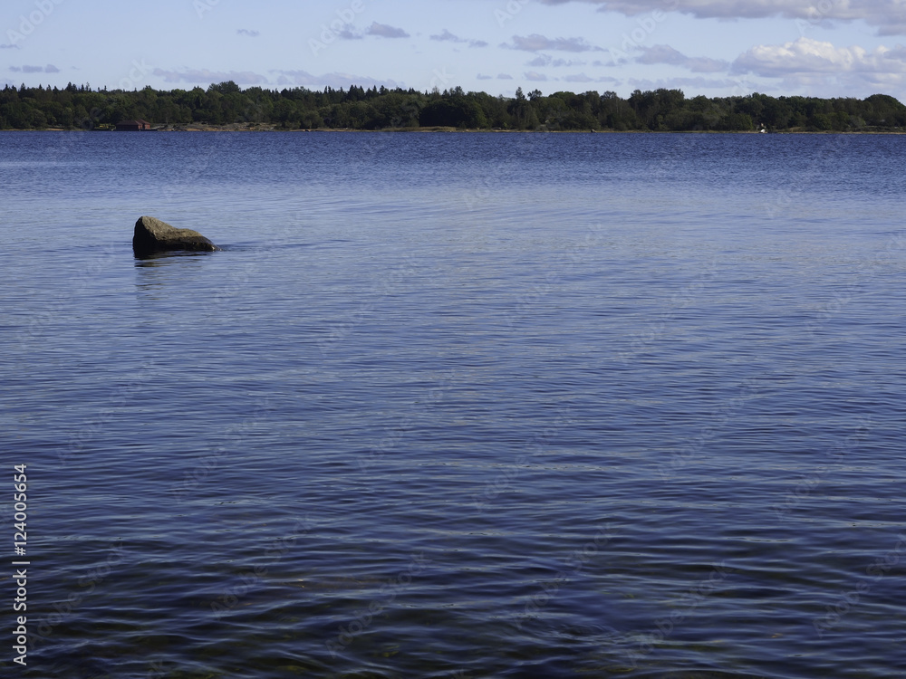 Fototapeta premium Fels aus Granit im Ostseewasser vor Aland