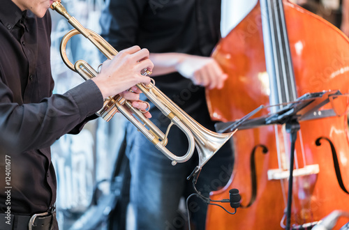 Canvas Print Hands of the man playing the trumpet
