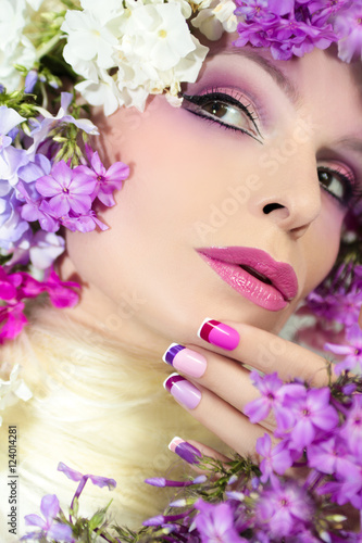 Французский розовый маникюр и макияж на девушке с флоксами.