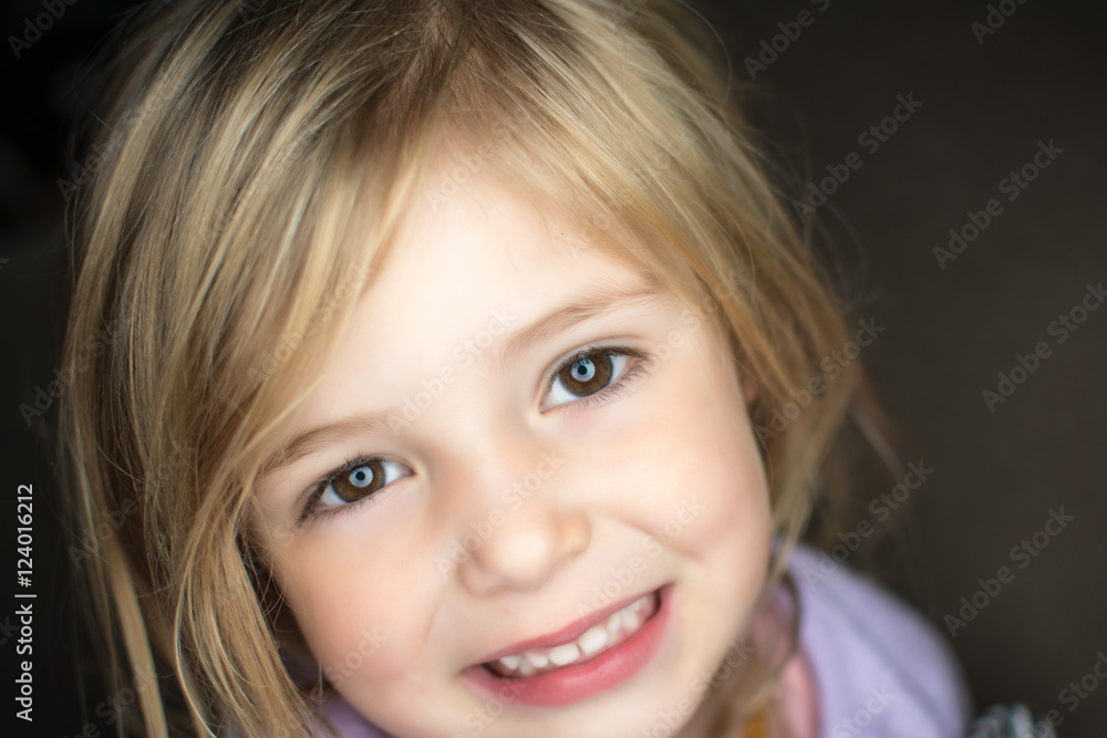 kleines blondes Mädchen kleines blondes Mädchen