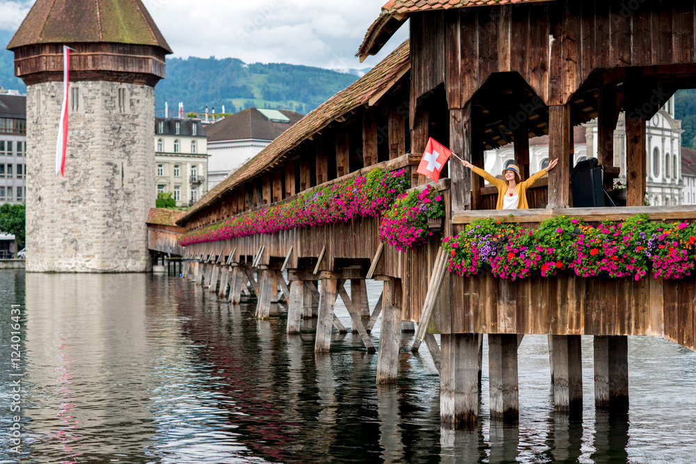 Φωτογραφία View on the old wooden bridge with young female traveler in Lucerne city in Swit