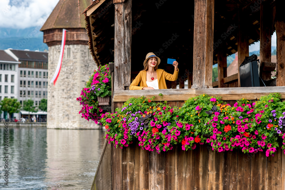 Φωτογραφία View on the old wooden bridge with young female traveler in Lucerne city in Swit