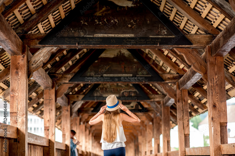 Φωτογραφία Female traveler standing on the famous wooden bridge in Lucerne city