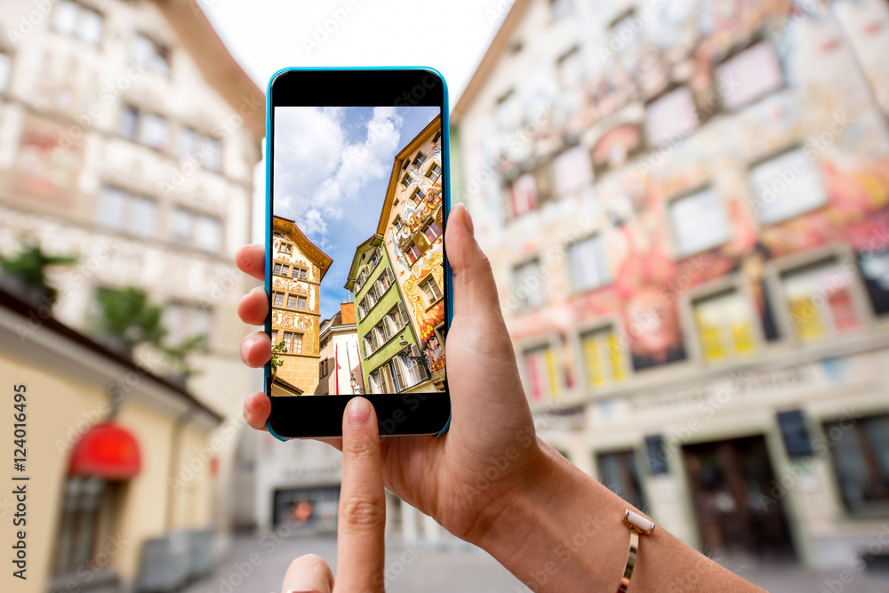 Φωτογραφία Photographing with smart phone old colorful buildings in the old town of Lucerne