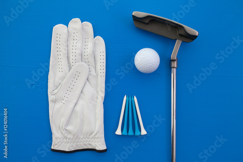 Different golf equipments on the desk