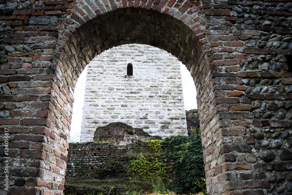 antiche rovine di un vecchio castello
