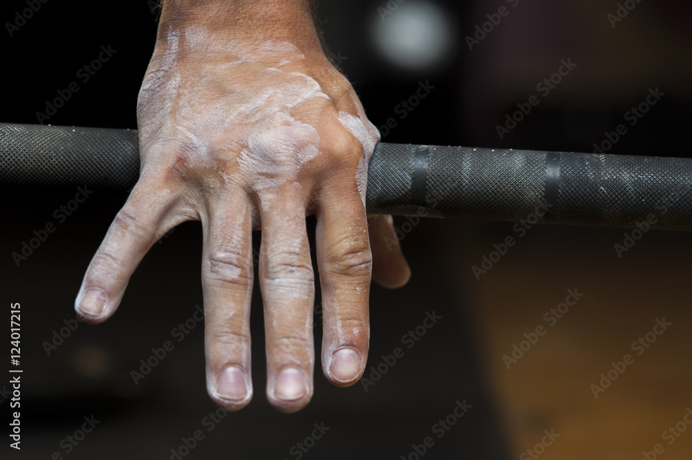 Φωτογραφία Closeup of male hand holding barbell