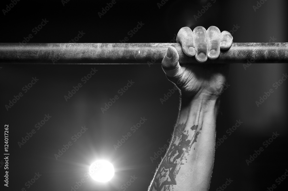 Εκτύπωση καμβά Male hand holding pull ups bar