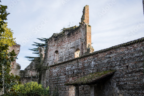 antiche rovine di un vecchio castello photo