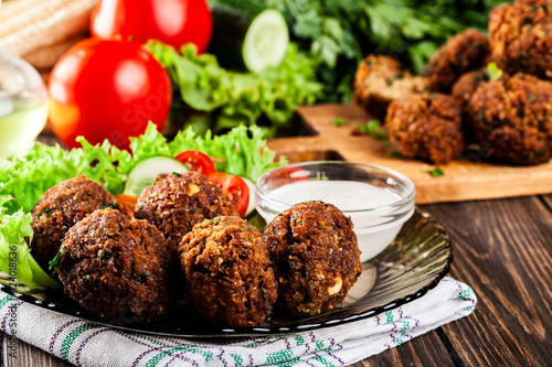 Chickpea falafel balls with vegetables