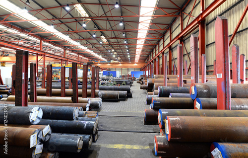 Industriehalle zur Lagerung von Stahlprodukten in der Industrie photo
