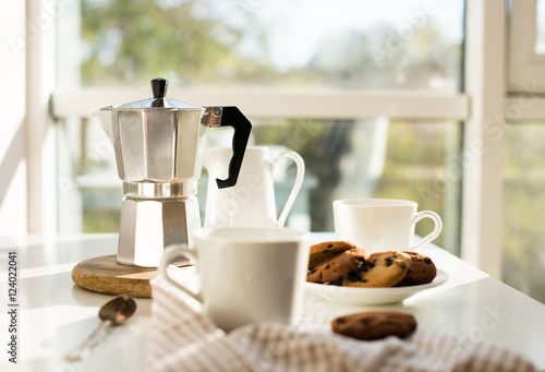 Cuadro en lienzo Early morning french home breakfast with coffee