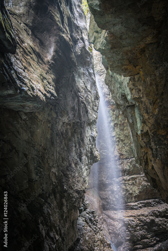 Wasserfall zwischen Felswänden