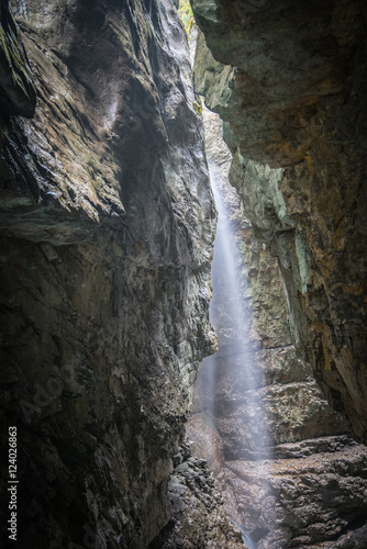 Wasserfall zwischen Felsw  nden