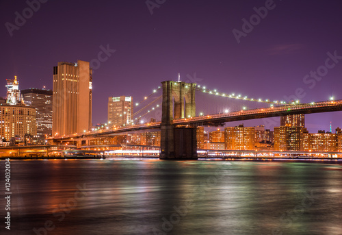 Fototapeta Naklejka Na Ścianę i Meble -  Night view of the Brooklyn Bridge from the Brooklyn Bridge Park in New York